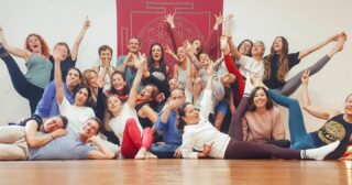 Noi dell'Assisting Academy 25/26 dopo l'ultimo weekend lungo tutti insieme ❤
Che dire, facciamo fatica a tornare con i piedi per terra mentre il cuore vola ancora alto!

Bravi bravissimi 🤗

#AshtangaYogaItalia #yogaforeveryone #AYIAssistingAcademy #assistantstobe #teacherstobe