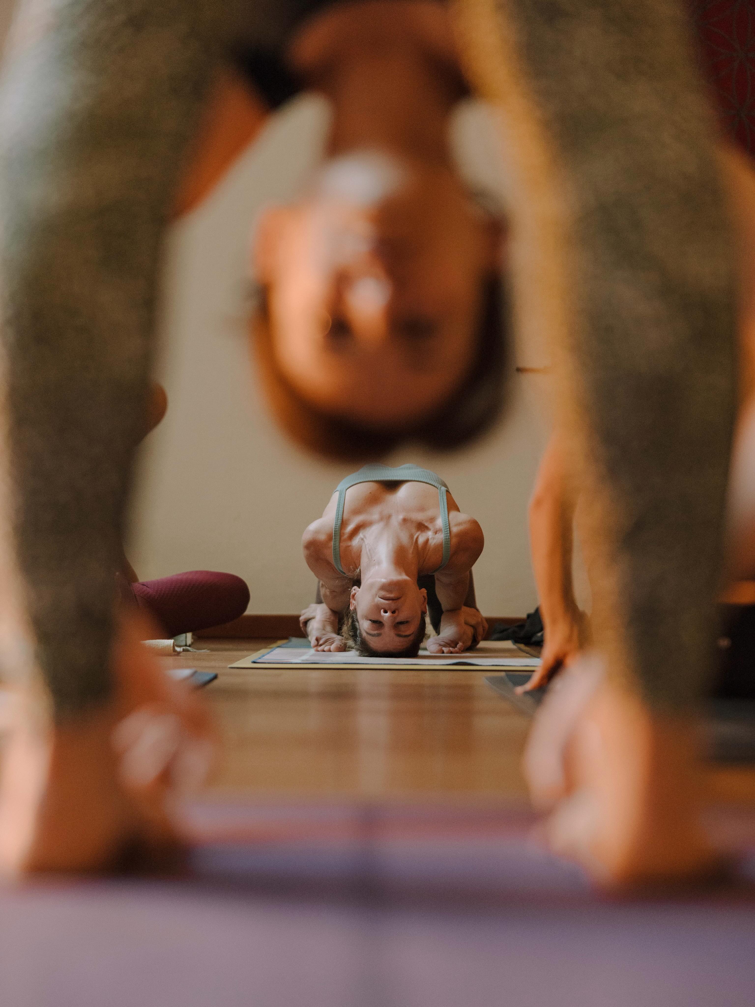 “Ignoranza in questo contesto (ndt: nello yoga) non significa che non conosci la scienza nucleare. Ignoranza in questo contesto significa che non conosci una beata fava sulla natura della tua vita. Stai cercando di vivere qui senza esplorare una beata fava della natura della tua vita. Sei occupato con i tuoi pensieri e le tue emozioni, con le tue piccole sciocchezze che crei intorno a te stesso. Stai vivendo nel tuo proprio Universo. Devi capire che non esiste una cosa come il TUO Universo. Il tuo Universo è un’illusione” - Sadhguru

Tutti noi esseri umani siamo bravissimi a torturare noi stessi. Come? Permettendo che i nostri pensieri e le nostre emozioni diventino un Universo, ovvero che diventino la nostra realtà. Tendiamo a credere tutto ciò che pensiamo, tendiamo a stagnare in tutto ciò che sentiamo. Osservarci dall’esterno è un’arte che facciamo fatica ad apprendere.

Ma se guardiamo alle cose su grande scala, non siamo che un piccolo essere nel macro universo e la nostra presenza è ben poco rilevante se non irrilevante. Quanti esseri umani sono venuti su questa terra e se ne sono andati? Il mondo continua a girare, la vita continua a scorrere. Imparare a relativizzare é una competenza imprenscindibile per vivere bene… e non credere a tutto ciò che pensiamo o sentiamo, ma sapere che siamo qualcosa di più della nostra mente, è il lavoro che lo yoga ci propone.

Come? Il modo più facile é cominciare ad osservare il nostro corpo attraverso la pratica degli asana (delle posizioni) e cominciare a notare ciò che esso ci mostra quotidianamente. Allora impariamo che il corpo cambia giorno per giorno e anche nello stesso giorno, non possiamo prescindere dal notare che il corpo è in costante cambiamento.

Fatto questo, il passaggio successivo è quello di imparare ad osservare i pensieri e le emozioni che sorgono, osservarli e notare come cambiano, in colorazione, intensità e presa. Si, perché se non impariamo ad osservare le sfumature, i dettagli, le piccole differenze tutto ci sembrerà statico ma in effetti la mente e le emozioni cambiano continuamente così come il nostro corpo. E a quel punto possiamo anche decidere di non attaccarci e di lasciarli andare.

❤️