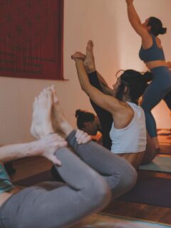 La bellezza della pratica di Ashtanga nello stile tradizionale Mysore riassunta in un’immagine 😍

Non c’è una pratica uguale ad un’altra perché nessuno di noi è uguale all’altro. Ognuno si muove con il suo ritmo, il suo respiro, il suo tempo. Ognuno lavora con il corpo che si ritrova quel giorno, con l’emotivo che si ritrova quel giorno, con la mente che si ritrova quel giorno.

E l’insegnante è lì ad accogliervi, a garantirvi un luogo sicuro e privo di giudizio, a guidarvi perché voi possiate esplorare, sentire e scoprire cosa questa pratica ha da insegnarvi in quel momento. 

Si, perché ancora una volta la pratica di Ashtanga ci insegna ogni giorno, tutti i giorni, ma non a tutti la stessa cosa e non con lo stesso ritmo. Perché nessuno di noi è uguale all’altro.

Goditi il tuo viaggio, non fare paragoni. La pratica è tua e solo tua. 

❤️

Ashtanga 
Yoga
Italia
Milano
Mysore style