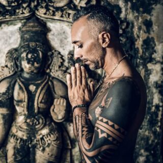 Quanti hanno mollato l’Ashtanga Yoga perché l’hanno considerato “troppo rigido”, “troppo difficile” ed hanno pensato “non sono fatto per questo”?

La verità è un’altra: il metodo è potente ma il corpo di ognuno è diverso. E se pratichi o insegni come se tutti avessero la stessa struttura, lo stesso passato e la stessa vita… prima o poi ti scontri!

Questo intensivo con @kranti.yoga.movement nasce da un desiderio molto forte, quello di portare l’Ashtanga Yoga alle persone reali.
Non per chi ha un “corpo da Instagram”, ma per chi lavora, per chi è rigido, per chi ha avuto infortuni, per chi ha meno tempo o meno energia, per chi vuole migliorare senza farsi male.

Ma attenzione, questo non è un intensivo “di scorciatoie”.
È lavorare con intelligenza: come mantenere l’essenza dell’Ashtanga - respiro, ritmo, direzione - e allo stesso tempo rispettare ciò che sei oggi in modo che la pratica smetta di essere una “lotta” e diventi un percorso.

➡️ Se desideri unirti a noi dal 26 al 28 giugno, restano ancora 2 posti per tutte le classi Mysore (qualche posticino in più per il venerdì mattina) ed il talk della domenica.

Trovi tutte le info sul nostro sito (link in bio) o scrivici ad ashtangayogaitalia@gmail.com . Saremo felici di averti con noi! ❤️

Ashtanga
Yoga
Italia 
Milano

#ashtangayogaitalia #yogaforeveryone #mysorestyle #ashtangaintensive