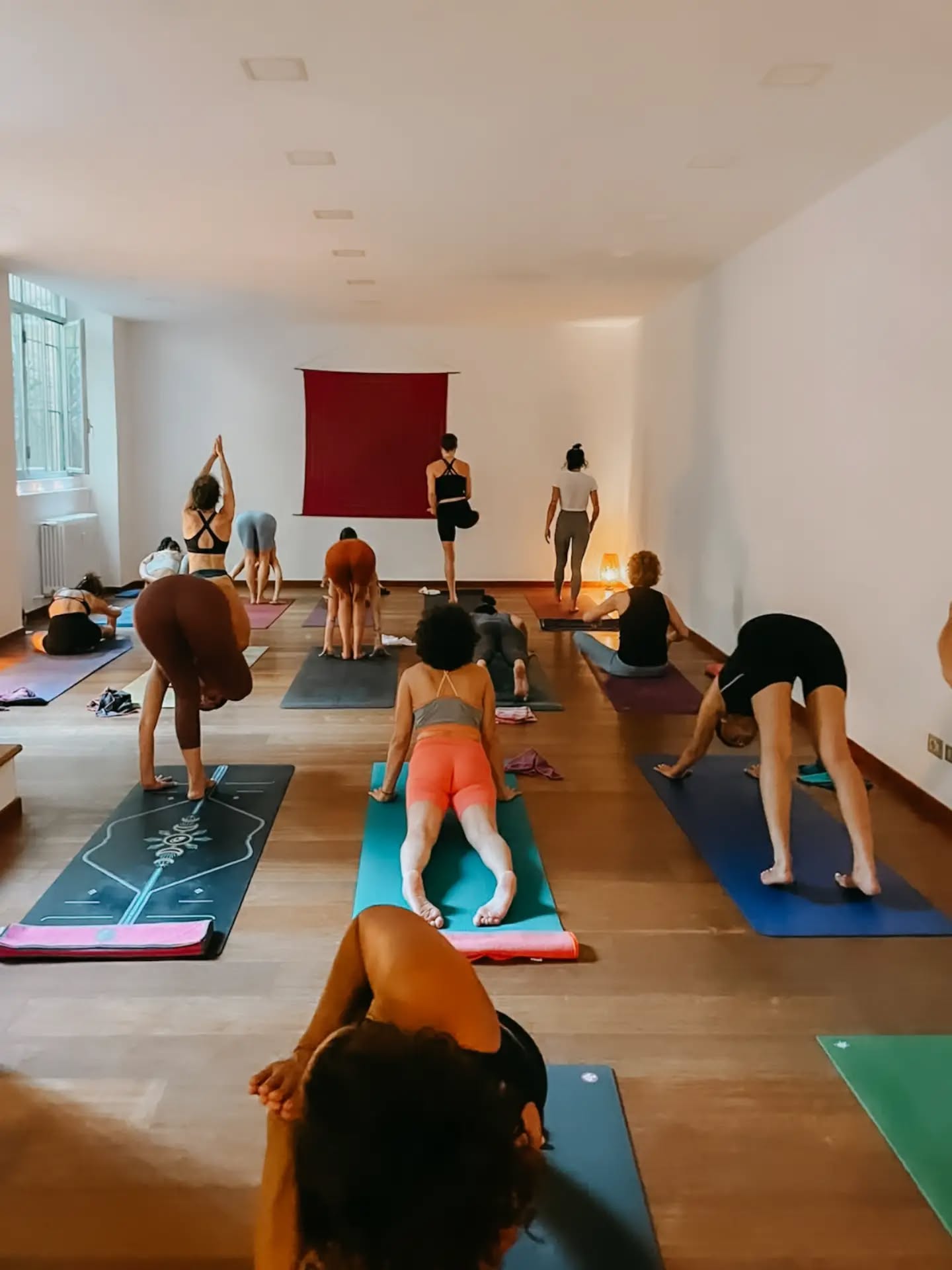 Un'ordinaria straordinaria sera di fine luglio ad Ashtanga Yoga Italia ❤

Che gioia vedervi sul tappetino con tanta passione, sapere che la pratica è ormai parte della vostra vita, che non si tratta di un'attività che va da ottobre a maggio. Sappiamo che non è scontato né per voi né per noi e questo fa tutta la differenza. 

È bello crescere insieme ogni giorno 🙏🏻🌺

Ashtanga 
Yoga
Italia
Milano 

#AshtangaYogaItalia #yogaforeveryone #mysorestyle #ledclass