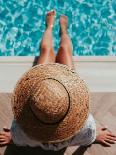 A breve Ashtanga Yoga Italia si prende una pausa estiva di due settimane. Infatti, saremo chiusi dall'8 al 23 agosto compresi. In questo periodo ci prenderemo anche una pausa dalle e-mail e dal telefono, pertanto, se ci scrivete, abbiate pazienza perché vi risponderemo dal 24 agosto.
Tuttavia quest'anno abbiamo una novità che speriamo vi farà piacere: durante il periodo di chiusura sarà possibile per tutti voi soci collegarvi online per le PRATICHE MATTUTINE CONDIVISE. Non sempre è facile mettersi sul tappetino da soli, ma insieme può diventare più facile!
Non ci sarà nessun insegnante a guidarvi, il collegamento sarà gratuito e gli orari non sono quelli da calendario ma le disponibilità date dalle nostri insegnanti sulla base delle loro possibilità (grazie ragazze!!!). Trovate gli orari già disponibili direttemente sull'app.
Come funziona il collegamento?
➡️ Potete unirvi dall'orario indicato fino a circa un'ora e mezzo dall'inizio mostrato sull'app;
➡️ Il codice di accesso online è sempre lo stesso (chi non lo conosce, lo trova nella descrizione della lezione sull'app).
E per molti altri dettagli e le prime novità di settembre, abbiamo appena inviato una newsletter. Check it out! 😉
Ashtanga
Yoga
Italia
Milano
#AshtangaYogaItalia #yogaforeveryone #summertime