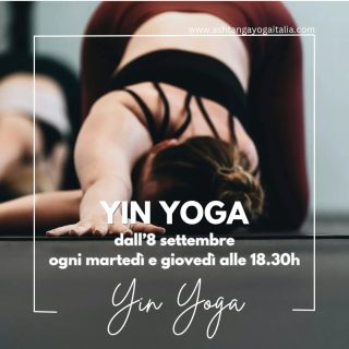 Sei un ashtangi e fai fatica a fermarti?
Molte delle persone che si avvicinano all'Ashtanga Yoga sono persone attive, dinamiche, che vengono attirate dal costante movimento che questa pratica ci richiede nonché dalla sua intensità fisica. Quindi molti praticanti di ashtanga, soprattutto all'inizio ma non solo, fanno fatica a stare fermi.
La vita, e quindi anche la pratica, è fatta di bilanciamenti. Non si può pensare di essere sempre in costante movimento, di fare fare fare ininterrottamente, perché ad un certo punto o la pratica o la vita ci chiederà di fermarci, di rallentare, di stare. E quando siamo costretti a farlo, non conoscendo un'altra modalità di pratica, la maggior parte delle persone si ferma del tutto.
Zero o cento. Bianco o nero. O mi nuovo o sto fermo.
Ma esistono altre modalità di vivere ed esistono altre modalità di praticare, che sebbene siano dal ritmo più calmo non sono per questo meno intense. Rallentare non significa essere blandi. Stare è per molti più difficile che fare.
Integrare la propria pratica di Ashtanga con quella dello Yin Yoga ci obbliga a scoprire un nuovo approccio nel fare, un approccio più soft, di ascolto, di lasciare andare tensioni e di non dover sempre dare il massimo. Perché se si cerca di praticare Yin con l'attitudine "yang" propria dell'Ashtanga, lo Yin Yoga diventa una sofferenza non riuscendo a tollerare l'intensità che ci si mette protratta nel tempo. Perché una cosa è tenere una posizione 5 respiri e tutta un'altra cosa tenerla per 4 o 5 minuti.
Lo Yin Yoga ci insegna a stare nell'ascolto, a lasciar andare un po' di più tensioni e contrazioni sia fisiche che mentali e ci dà tutto il tempo nelle posizioni per capirlo e metterlo in pratica... così da portarlo anche nella nostra sequenza di Ashtanga quando e ove necessario.
Quindi si, la pratica dello Yin ha numerosi benefici: dal rilascio di tensioni fisiche all'aumento della consapevolezza, da un incremento della flessibilità all'apprendimento di metodi alternativi di muoversi ed agire che possono tornare utili quando meno te l'aspetti.
E se hai già provato e fai fatica a fare Yin, forse è proprio quello di cui hai bisogno.
Rosa ❤
#yinyoga