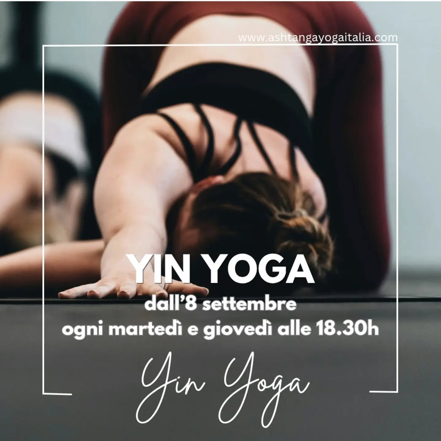 Sei un ashtangi e fai fatica a fermarti?
Molte delle persone che si avvicinano all'Ashtanga Yoga sono persone attive, dinamiche, che vengono attirate dal costante movimento che questa pratica ci richiede nonché dalla sua intensità fisica. Quindi molti praticanti di ashtanga, soprattutto all'inizio ma non solo, fanno fatica a stare fermi.
La vita, e quindi anche la pratica, è fatta di bilanciamenti. Non si può pensare di essere sempre in costante movimento, di fare fare fare ininterrottamente, perché ad un certo punto o la pratica o la vita ci chiederà di fermarci, di rallentare, di stare. E quando siamo costretti a farlo, non conoscendo un'altra modalità di pratica, la maggior parte delle persone si ferma del tutto.
Zero o cento. Bianco o nero. O mi nuovo o sto fermo.
Ma esistono altre modalità di vivere ed esistono altre modalità di praticare, che sebbene siano dal ritmo più calmo non sono per questo meno intense. Rallentare non significa essere blandi. Stare è per molti più difficile che fare.
Integrare la propria pratica di Ashtanga con quella dello Yin Yoga ci obbliga a scoprire un nuovo approccio nel fare, un approccio più soft, di ascolto, di lasciare andare tensioni e di non dover sempre dare il massimo. Perché se si cerca di praticare Yin con l'attitudine "yang" propria dell'Ashtanga, lo Yin Yoga diventa una sofferenza non riuscendo a tollerare l'intensità che ci si mette protratta nel tempo. Perché una cosa è tenere una posizione 5 respiri e tutta un'altra cosa tenerla per 4 o 5 minuti.
Lo Yin Yoga ci insegna a stare nell'ascolto, a lasciar andare un po' di più tensioni e contrazioni sia fisiche che mentali e ci dà tutto il tempo nelle posizioni per capirlo e metterlo in pratica... così da portarlo anche nella nostra sequenza di Ashtanga quando e ove necessario.
Quindi si, la pratica dello Yin ha numerosi benefici: dal rilascio di tensioni fisiche all'aumento della consapevolezza, da un incremento della flessibilità all'apprendimento di metodi alternativi di muoversi ed agire che possono tornare utili quando meno te l'aspetti.
E se hai già provato e fai fatica a fare Yin, forse è proprio quello di cui hai bisogno.
Rosa ❤
#yinyoga
