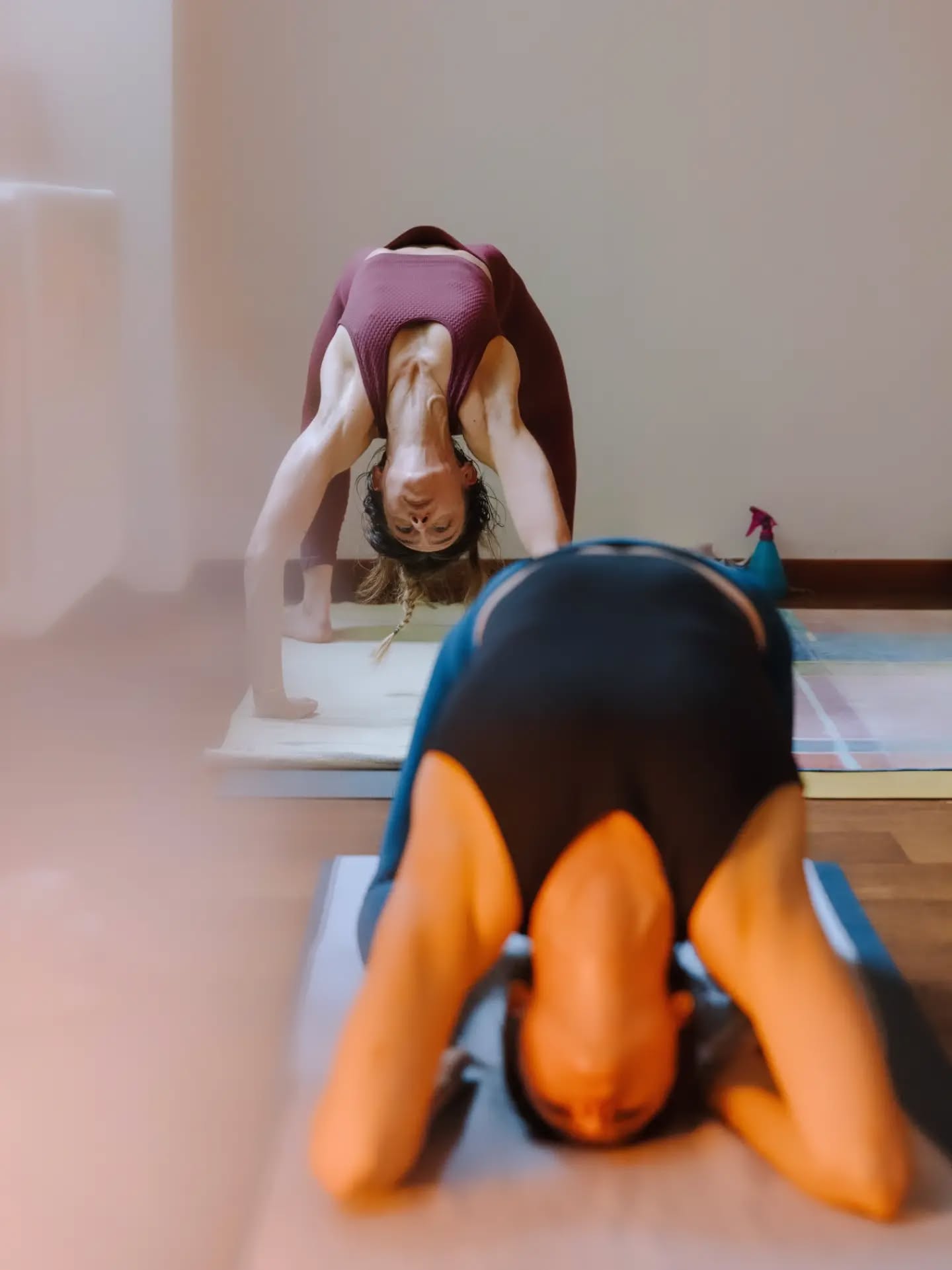 Sono tornate già da una settimana! Dopo la breve pausa di agosto, le classi di Ashtanga Yoga in PAUSA PRANZO sono in programma e vi aspettiamo più che mai! 🤗
🧭 Quando? Ogni MARTEDÌ e GIOVEDÌ dalle 12.15h alle 14.15h. Sia in PRESENZA che ONLINE, in modalità interattiva via Zoom!
🧘🏻♀️ Come? Le classi si tengono in style Mysore, il metodo tradizionale e più efficace per apprendere l'Ashtanga Yoga. Si tratta di una sorta di lezione individuale in un contesto di gruppo in cui ogni praticante riceve istruzioni personalizzate in base alle caratteristiche, predisposizioni e storia pregressa del praticante stesso. Aspettati, pertanto, tanta attenzione personale.
🧘🏻 Adatte a chi? Tali CLASSI SONO ADATTE A TUTTI, DAI PRINCIPIANTI ASSOLUTI AI PIÙ ESPERTI. Non è necessario che tu conosca già la sequenza, l'insegnante sarà lì apposta per aiutarti anche a memorizzarla.
🧘🏻♂️ Perché 2 ore? Due sono le ore in cui avrai l'insegnante a disposizione per essere guidato ma questo non significa che sarai impegnato 2 ore!! SE SEI NUOVO ALLA PRATICA, la tua sessione durerà mediamente dai 50 minuti a un'ora, in base alle tue caratteristiche e possibilità. Questo significa anche che il TUO ORARIO DI ACCESSO È FLESSIBILE: puoi arrivare quando vuoi purché tu possa terminare per le 14.15h. Una gran comodità, vero? 🥰
Che dire d'altro? Prenota la tua lezione direttamente dall'app se sei già socio attivo oppure inviaci una mail ad ashtangayogaitalia@gmail.com se sei nuovo e ti prenotiamo noi!
Ti aspettiamo! ❤
Ashtanga
Yoga
Italia
Milano
Pausa pranzo
#AshtangaYogaItalia #yogaforeveryone #mysorestyle #pausapranzo #lunchtime
